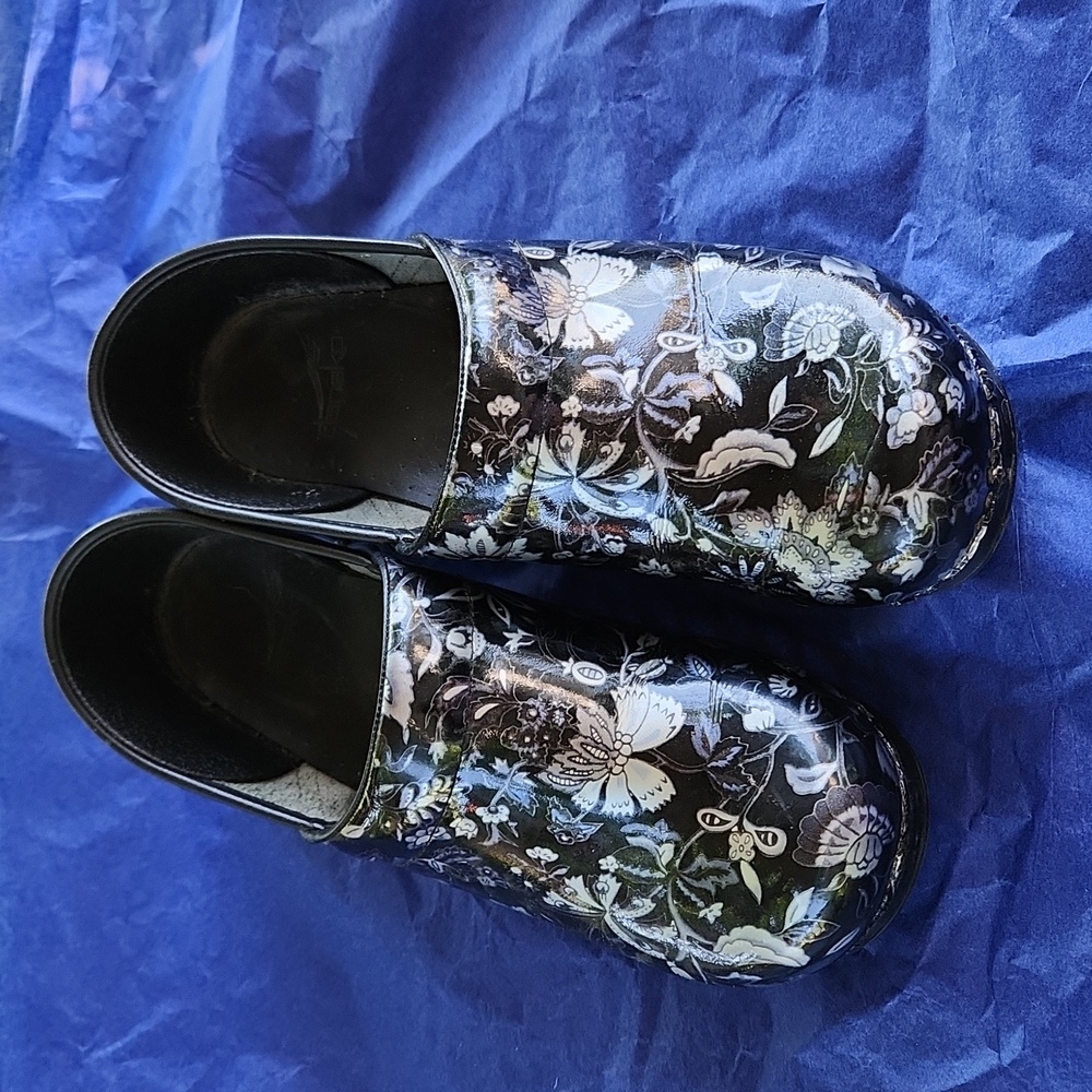 Dansko Women's size 40 Clogs
